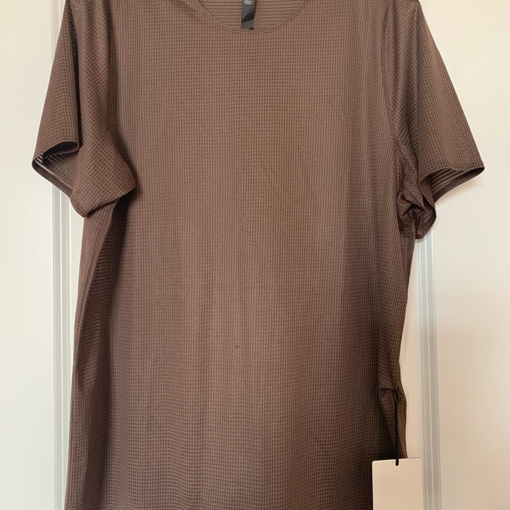 NWT Men’s Lululemon LAB Grid Mesh Short Sleeve Graphic Tee.Medium.Twilight Rose.